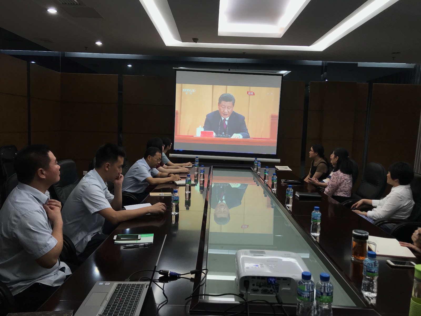 06-幸运28论坛
工程公司员工收看纪念五四运动100周年大会.jpg