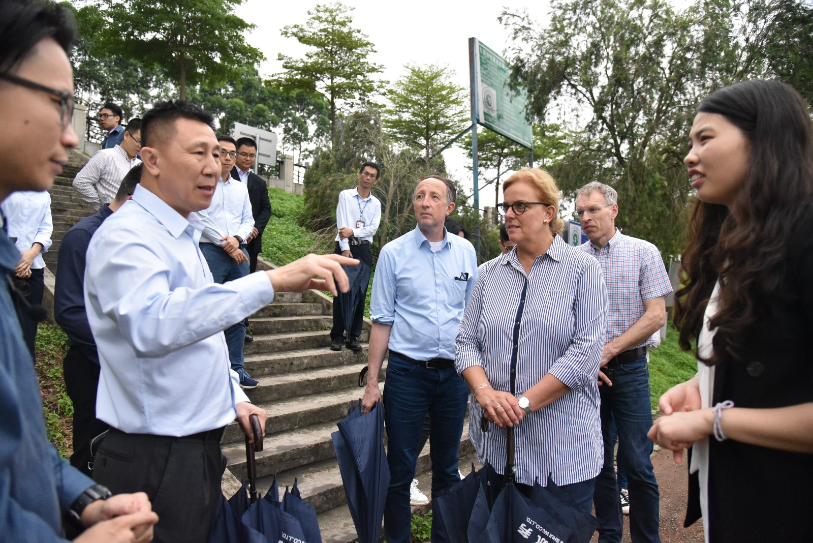 幸运28论坛
党委委员、副总经理唐旭现场向代表团一行讲解、交流