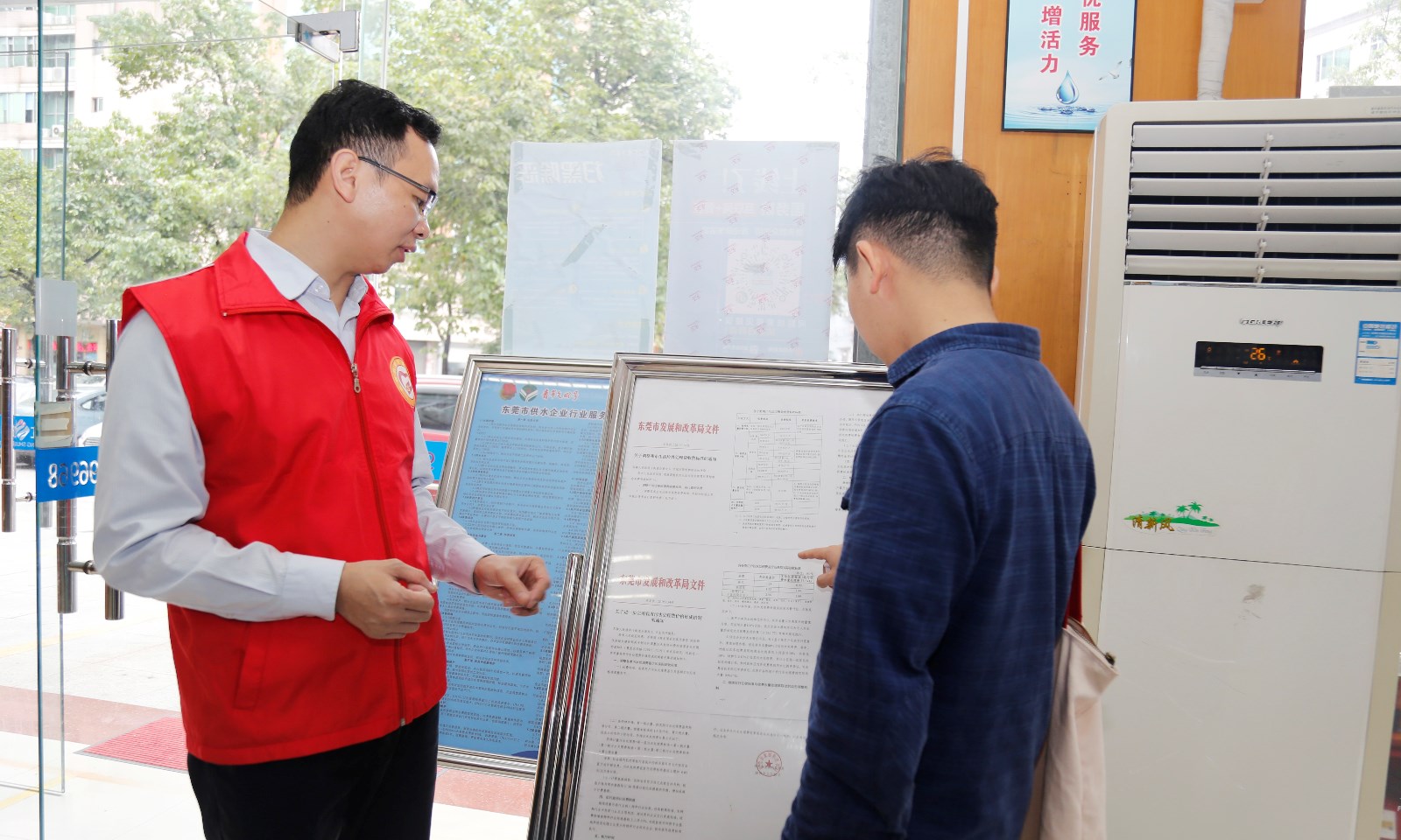 08-东江幸运28论坛
公司第四党支部党员为市民提供污水处理费调整政策解答1.jpg