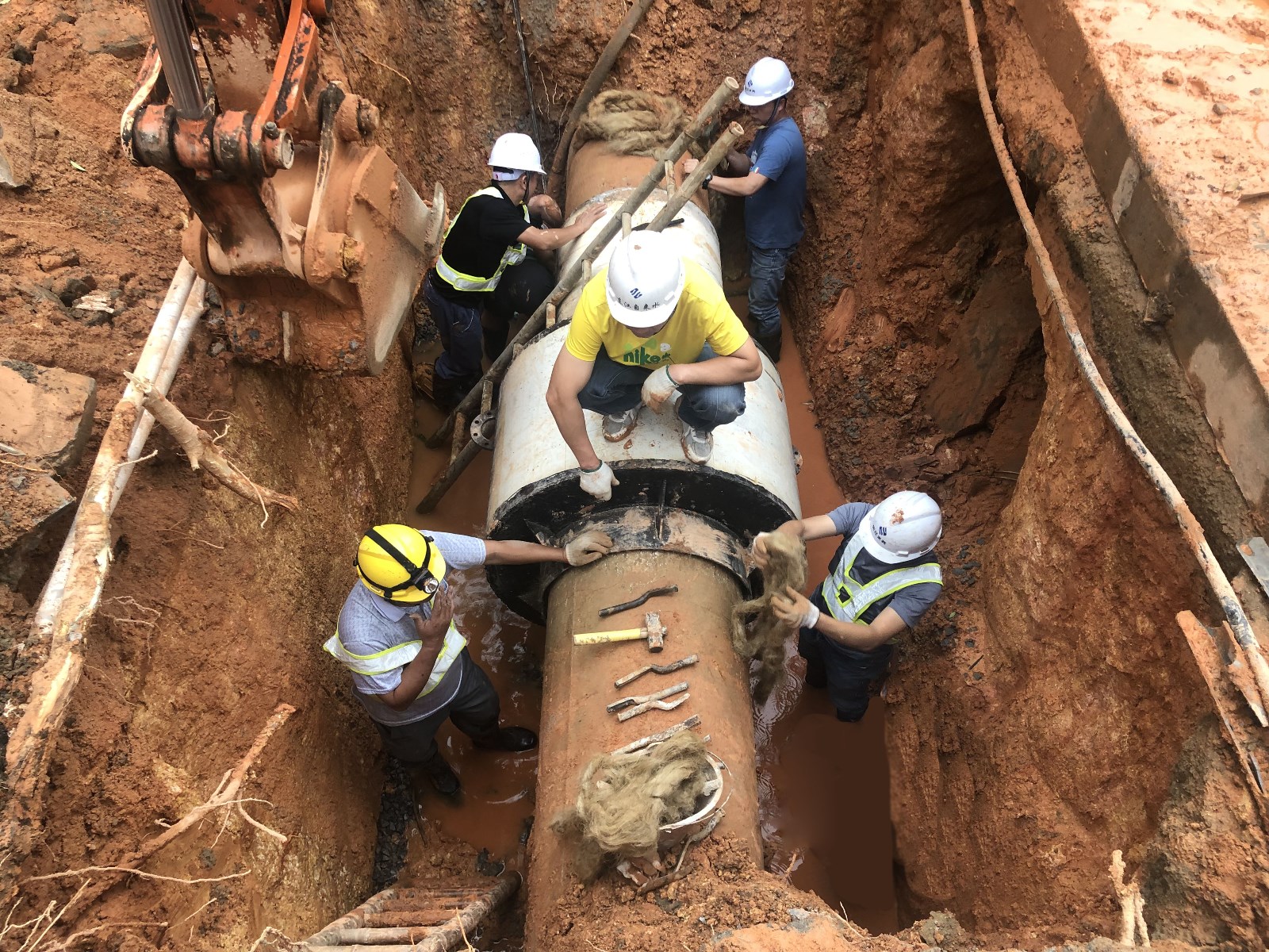 10-南城区簪花路DN600水泥管爆漏抢修现场，图为东江幸运28论坛
公司党员、业务骨干抢修保供水.jpg