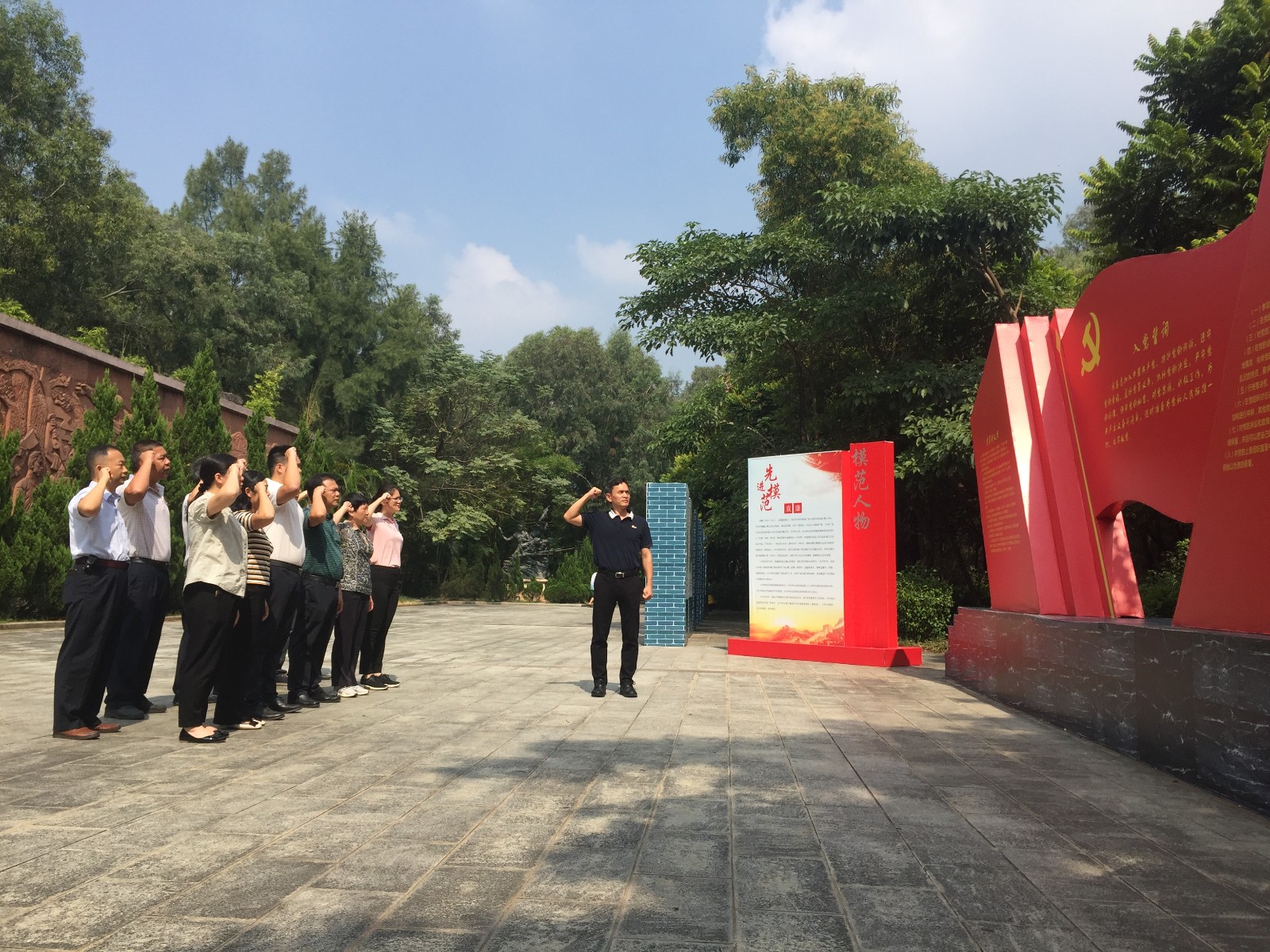 06-幸运28论坛
工程公司党支部到榴花公园英雄广场重温入党誓词，接受革命现场教育.JPG