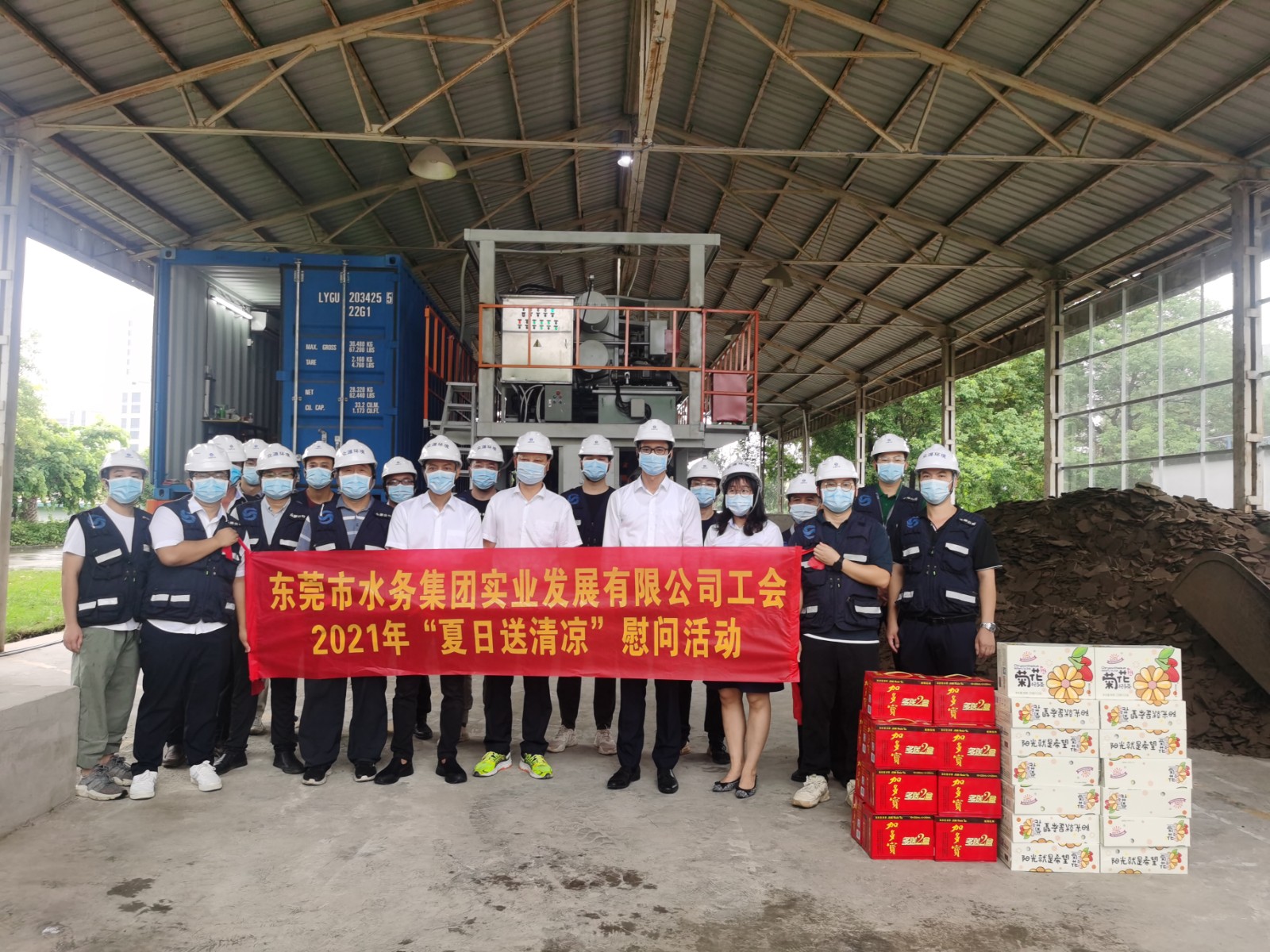 图6.工联会专职副主席黄学明到实业公司项目现场慰问一线员工，检查降温设备.jpg